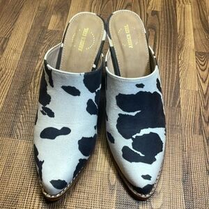 Arider Girl woman’s cow print black/white casual block heeled mules. Size 5.5.